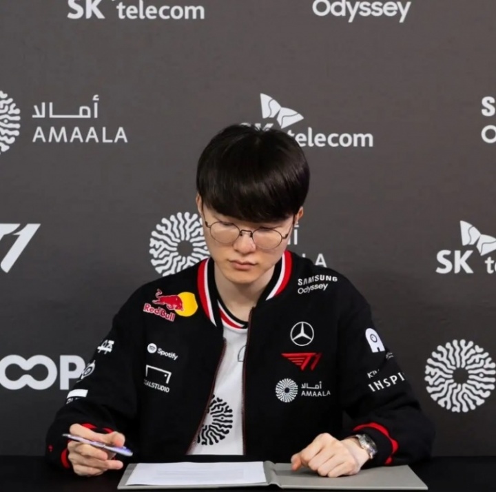 新品牌赞助？Faker晒续约照 其手上手表全球限量370枚 价值将近60万！