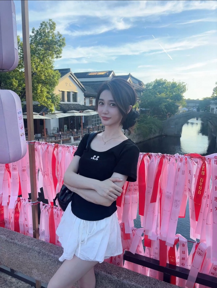 主持小悠珊珊晒游玩照：3̾8̾ ℃ 的游客照