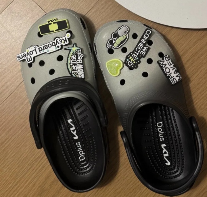 志宣感谢DK的洞洞鞋礼物：谢谢DK这双可爱的Crocs