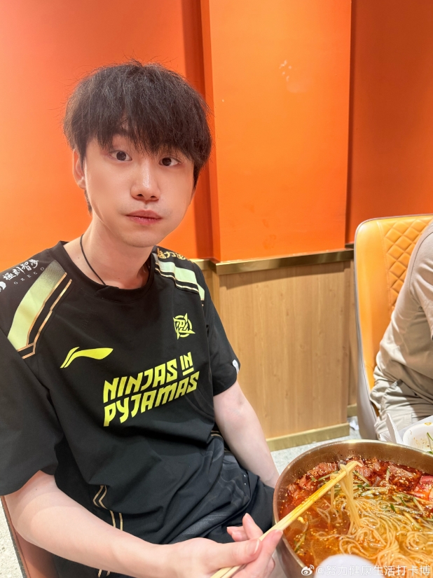 晋级季后赛八强!糖小幽晒与Doinb吃宵夜美照!