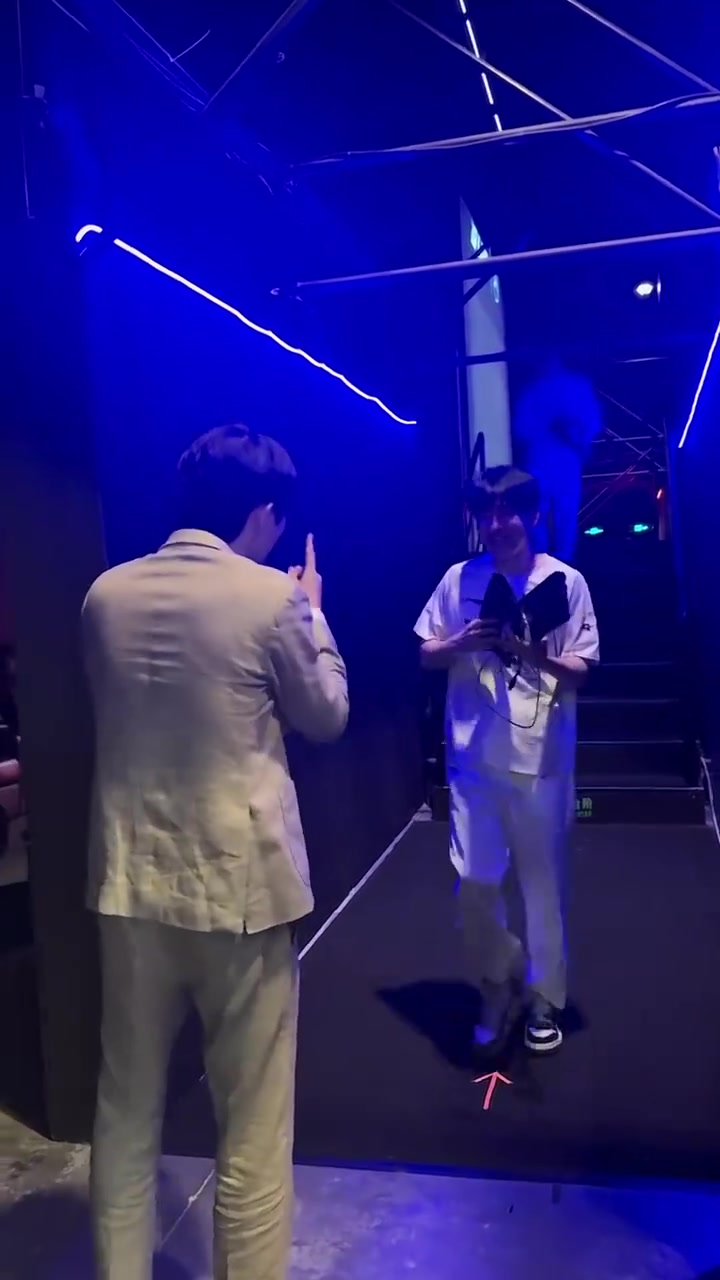 iG分享赛后Daeny教练等待选手的视频：大家喜笑颜开