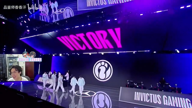 冠军辅助的开团！宝蓝翻看过往比赛发现Elk没有亮过小丑瞬间沉默：没有我就不说了