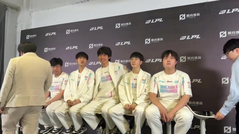 教练组内部不和？BLG赛后群访时Easyhoon教练特意将椅子拉离选手