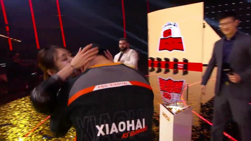 荣耀时刻！XiaohaiEWC街霸6捧杯后，在台上紧紧拥抱妻子❤️