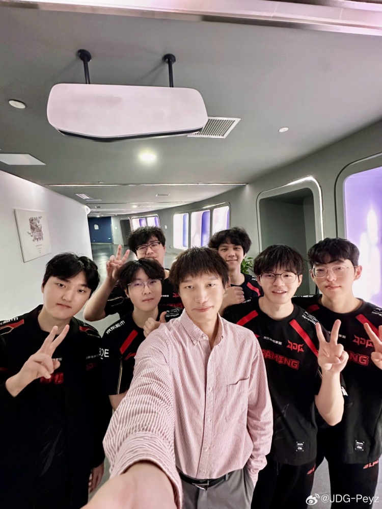 peyz分享JDG成员合照:谢谢大家 深圳见!