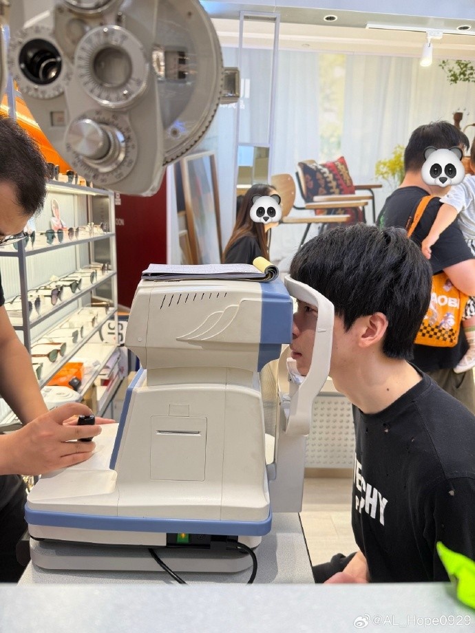 Hope分享动态：在做手术和戴眼镜二选一里还是选择了戴眼镜