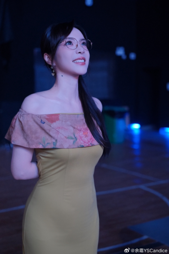 又有新皮肤！余霜晒照：季后赛见啦～