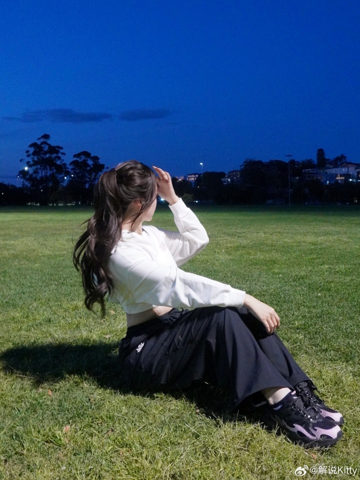 前LPL解说Kitty更博晒运动造型：记得心情不好就出门跑一跑～