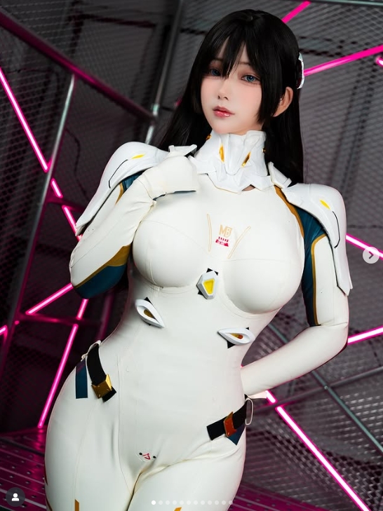 🤤《剑星》体模尹雪花晒照：胶衣都挡不住超模数值！