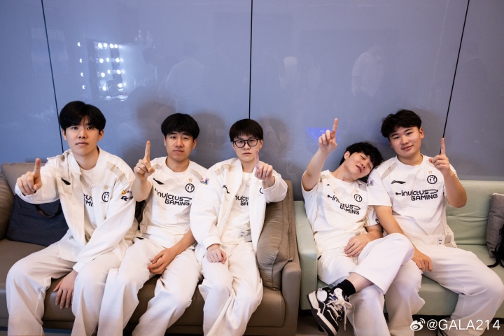 带队晋级六强！GALA赛后晒出iG全员合照：手指比☝🏻