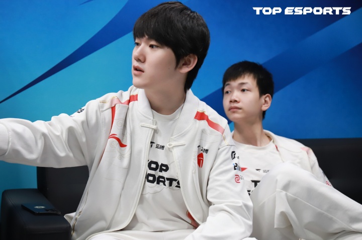 还要往前闯几轮💪TES全年S赛积分保底来到80分,暂列联赛第四