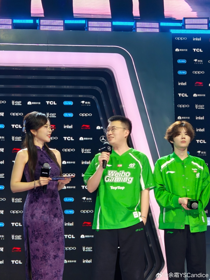 余霜晒出今日季后赛工作照：许嵩说的对，紫色果然很有韵味💜