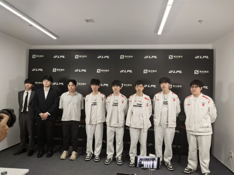 TES赛后群访 JackeyLove感谢过去的自己:坚持下来 干得不错