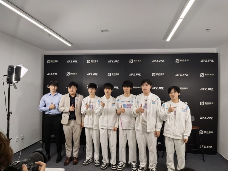 BLG赛后群访 Bin：更进一步的目标是拿冠军 希望以后多参与公益