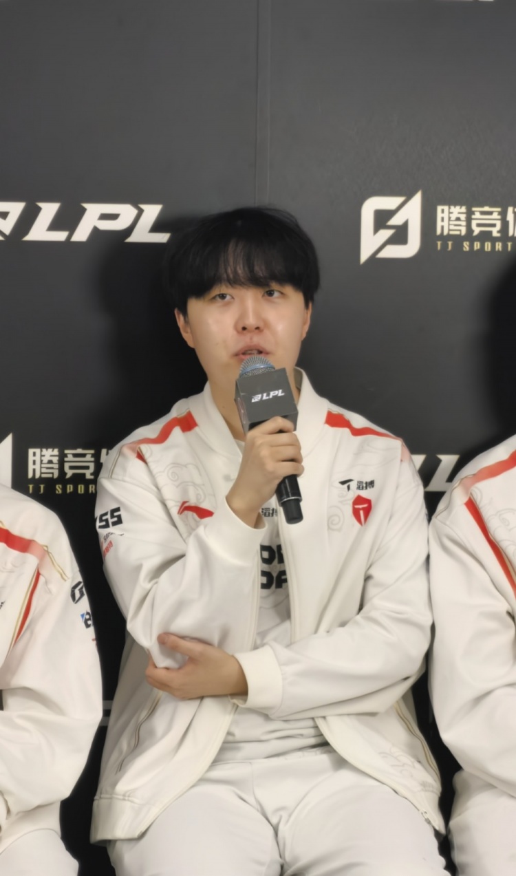 你去把左手干掉！Kanavi：Knight最近状态好轻点打 林坚会虐你的