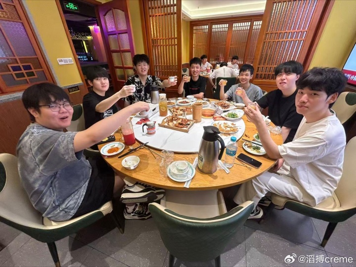小奶油赛后晒出TES全员聚餐合照：“兄弟们打的很好，吃点好的~”