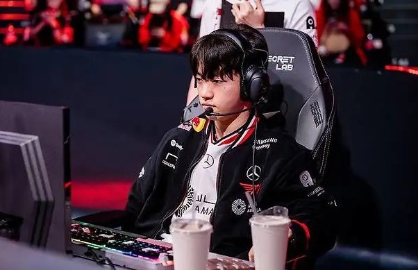 Keria：击杀斯莫德并推掉中路二塔后，我们的运营顺畅了许多