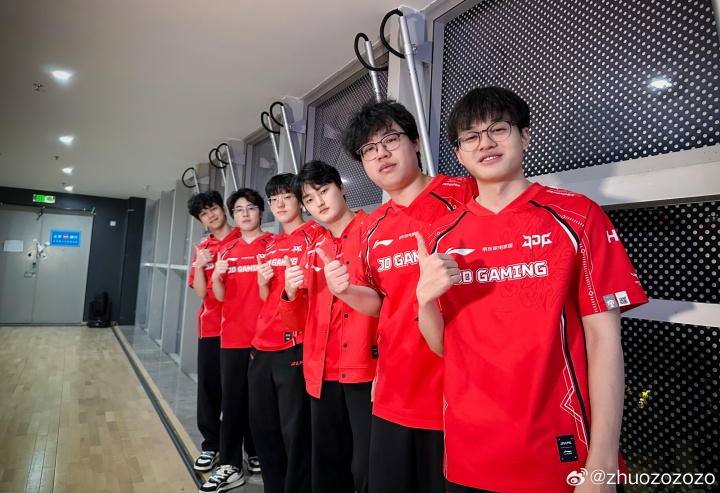JDG辅助Zhuo赛后晒出全员合照:赢EDG辛苦了兄弟们,下场继续加油