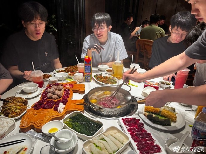 爱笑晒AL赛后聚餐图：狠狠吃！兄弟们继续加油！