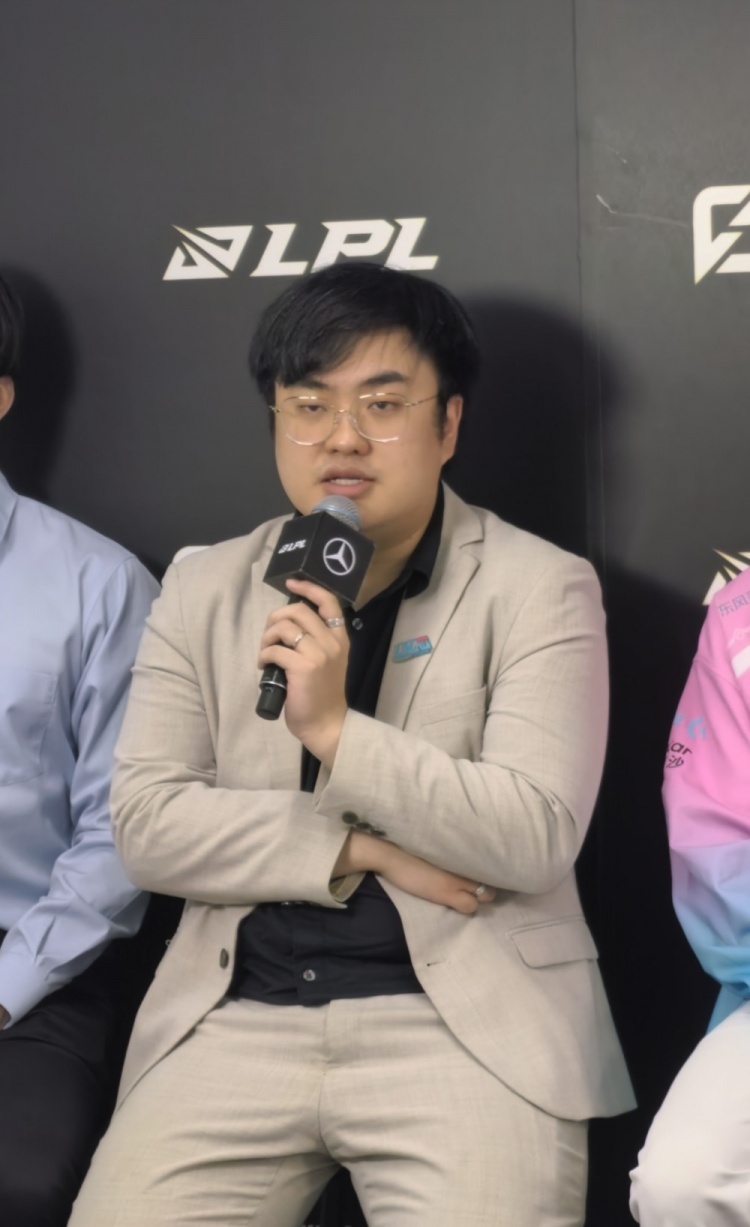 BLG教练:有这么强的选手和这么好的教练组 肯定是冲着夺冠去的