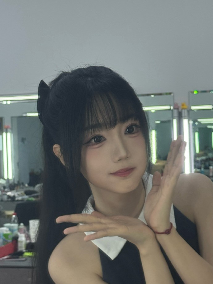 主持十月晒工作照：恭喜！BLG！强者对话真好看吧！