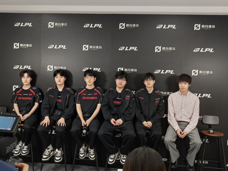 JDG赛后群访 Scout:团战方面很可惜 第三局被Q闪没闪好