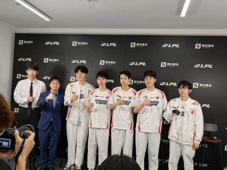 AL赛后群访 圣枪哥：我后期给了大节奏 感谢兄弟四个带我赢比赛