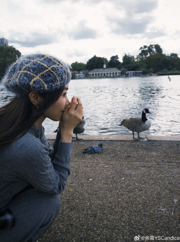 LPL女主持余霜晒照：伦敦太冷了 把箱子里能穿的都穿上了