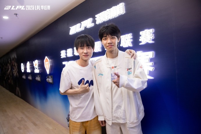 LPL官方分享Ming采访选手返图:老朋友们碰个面,共聚畅聊时刻