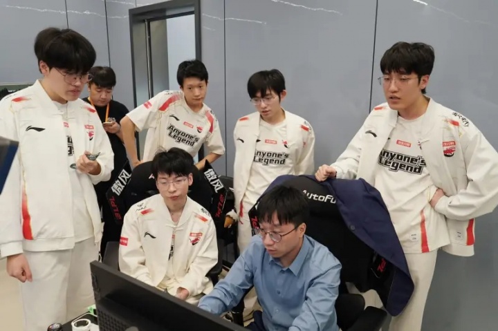 在与TES的败决抛硬币中,AL成功取胜拿到Bo5首局优先选边权