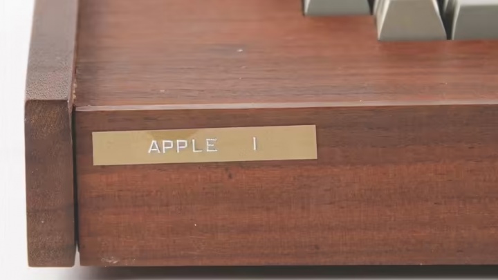 罕见苹果Apple-1电脑拍出47.5万美元高价:超预估价近60%