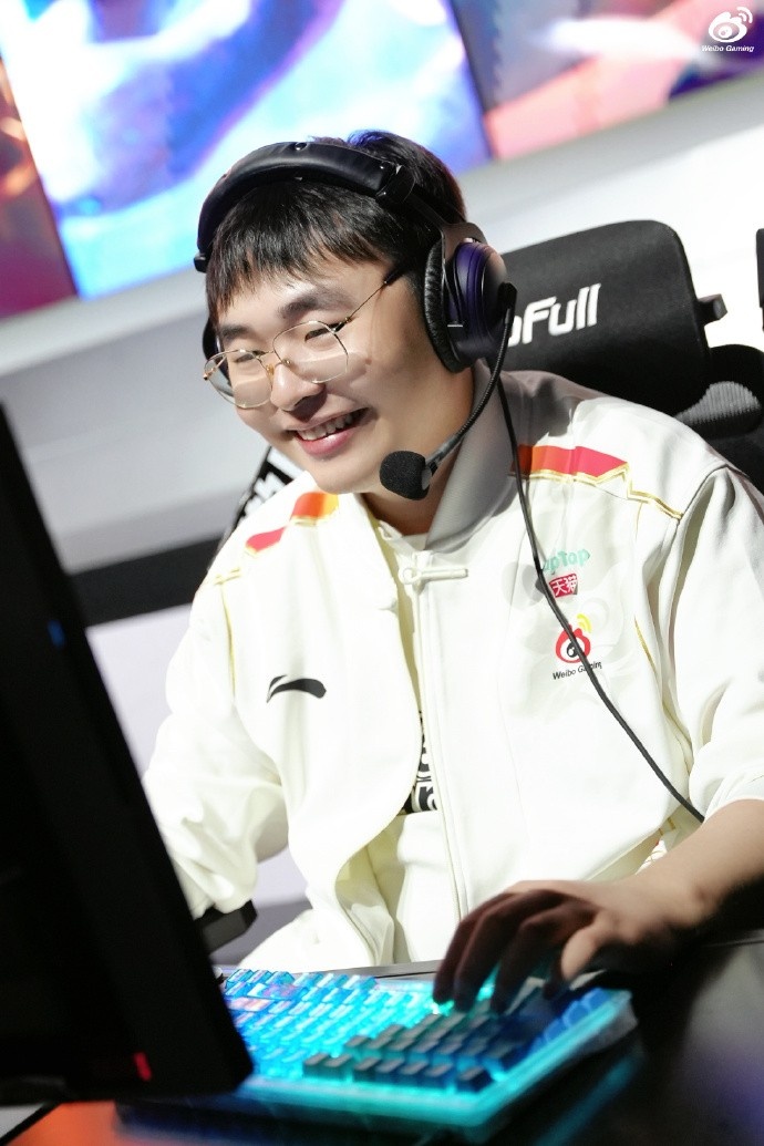 WBG晒S15资格赛调试返图:昨晚抵达深圳,今日完成赛前调试