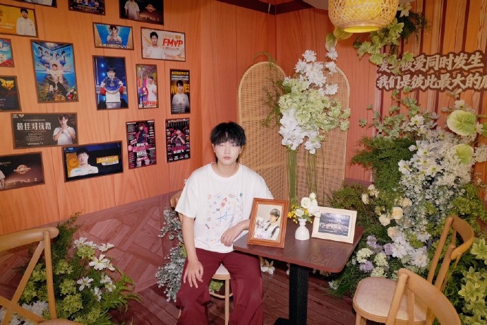 Fly晒照：谢谢大家准备的生日惊喜，很开心又和大家度过一个生日