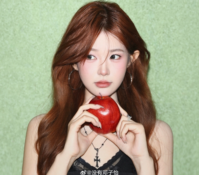 Meiko稳住道心！女友没有邓子怡晒照：黑色蕾丝吊带十分诱人