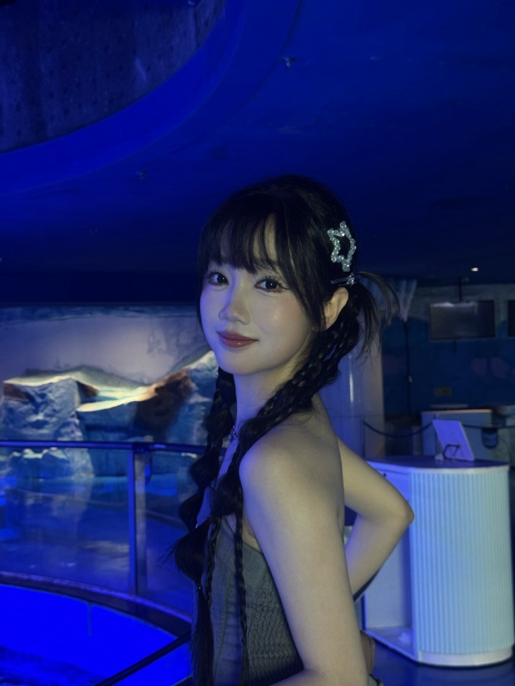 LPL官方主持十月分享照片:在海里沉溺🥰