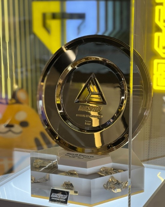 玩不起😂GEN官方：EWC通知不能选往届冠军作为底座 所以T1只能换成了G2