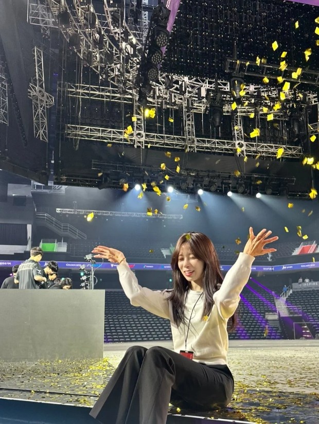 LCK主持人志宣分享照片并配文:恭喜GEN,2025 LCK再见啦