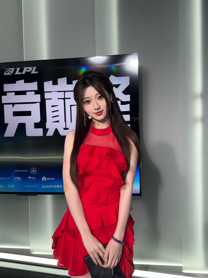 😍烈焰迷唇炽烈撩人！美女主持阿芙红色连衣裙尽显青春魅力