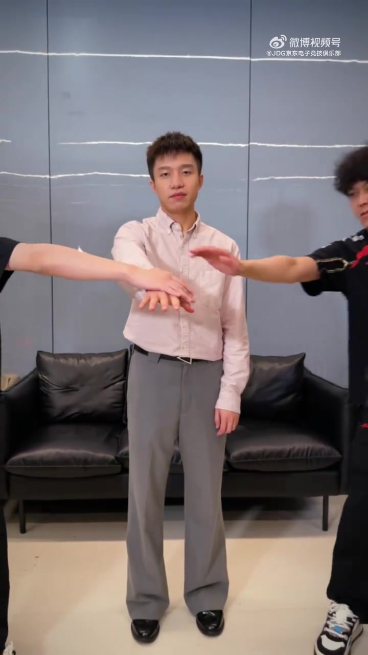 🧐玩尬的？JDG俱乐部赛后更新社媒：厂长和队员合拍加油视频