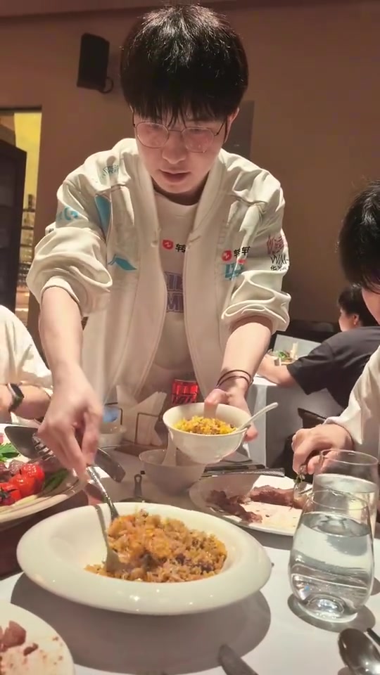 Bin哥说到做到！BLG工作人员发布选手生活动态：吃好喝好