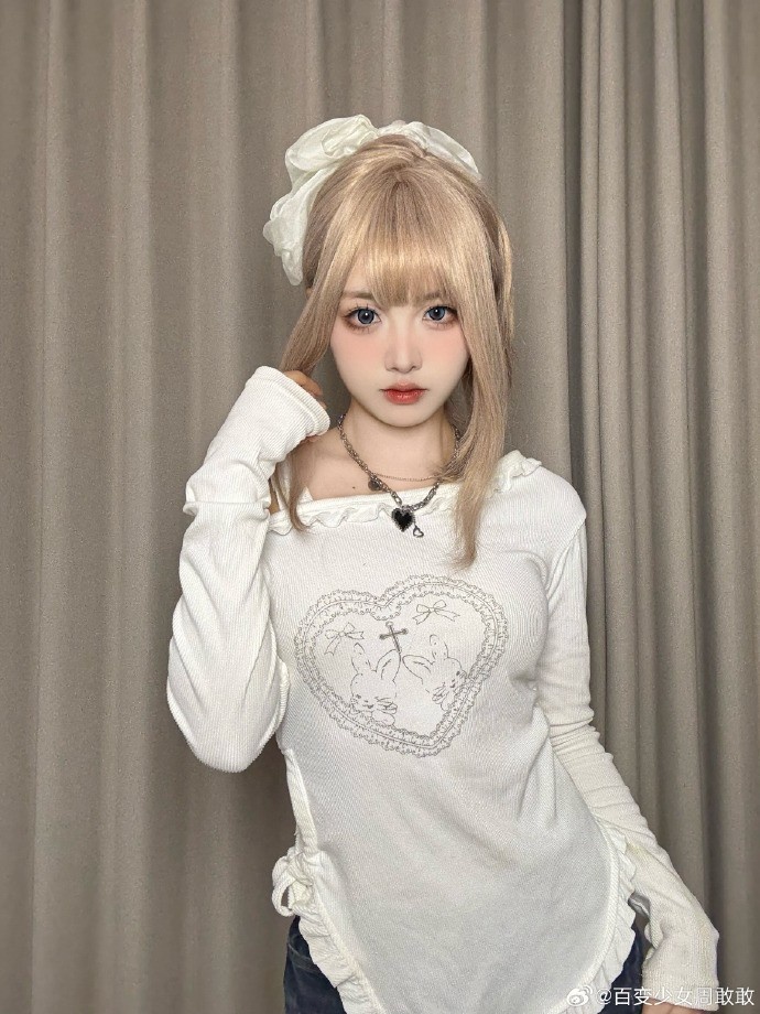 主持人周敢敢晒照:练习化妆水平