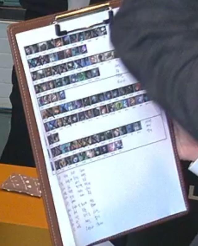 真有点像菜单🤔粉丝发现转播时泄露GEN决赛BP时的准备记事本