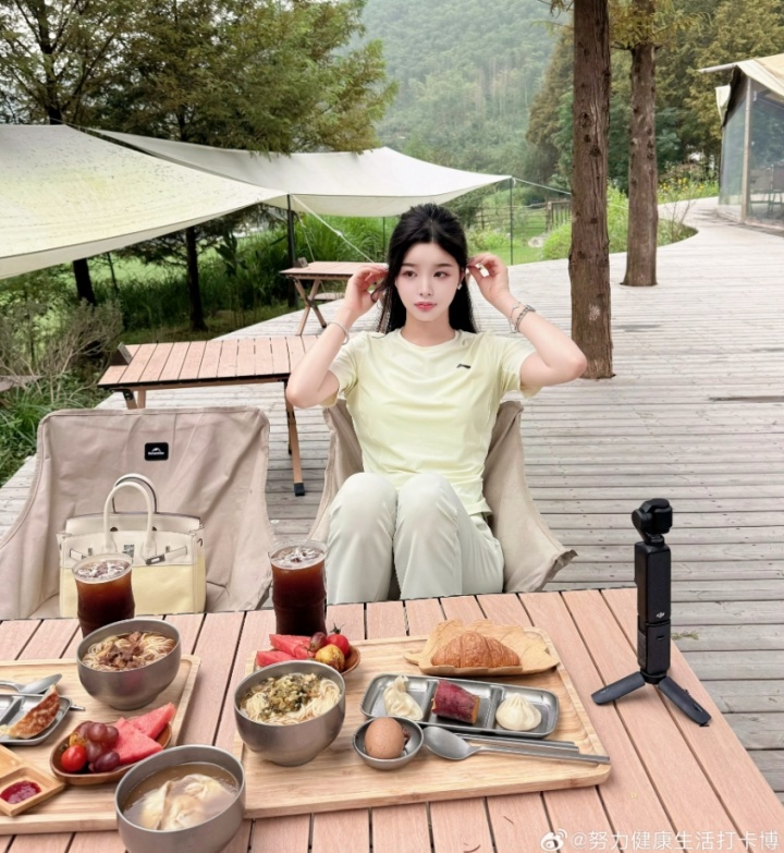 inb哥还没开始备战区王争霸赛？糖小幽晒露营照：全家开心野外露营享受生活