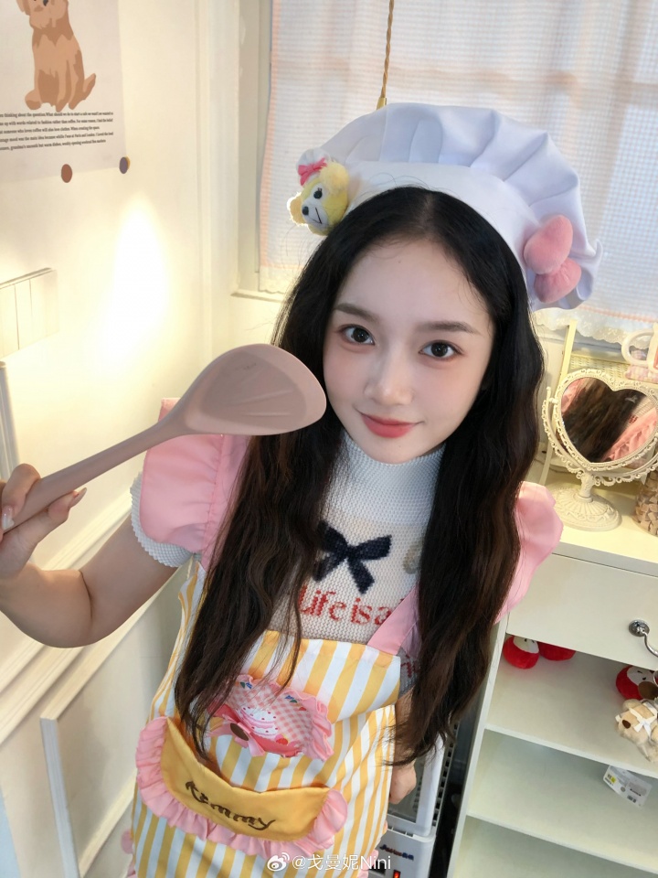 无畏契约解说戈曼妮晒照：厨娘妮上线 谁能看出来这是我弄的蛋卷头