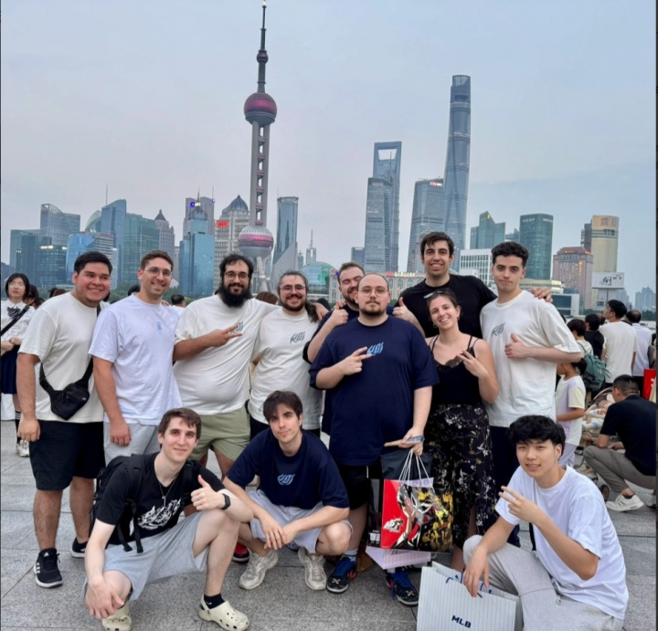 已经抵达上海!MKOI官方分享战队在东方明珠前的合照