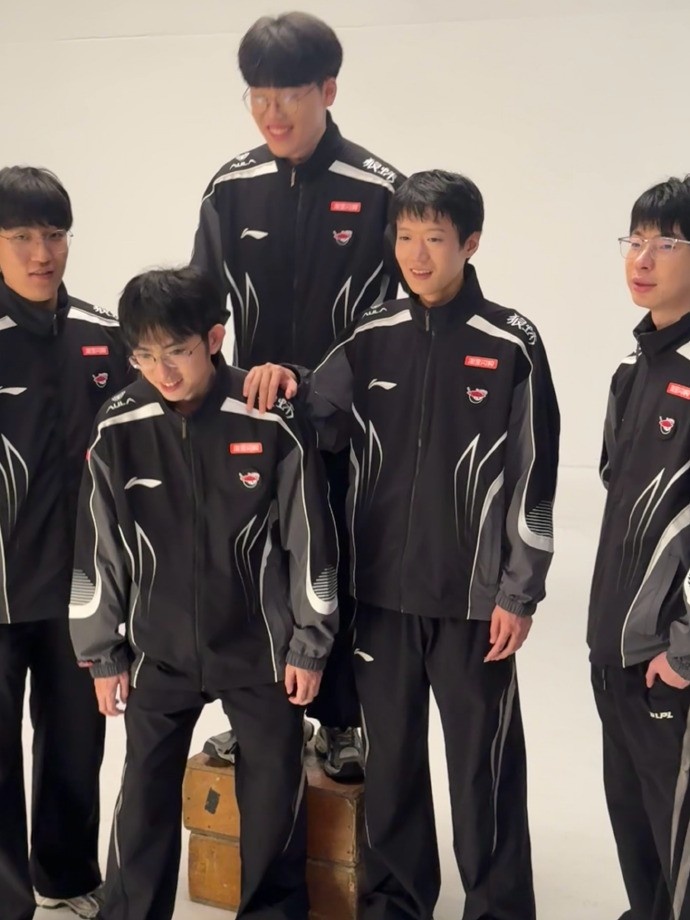 AL分享定妆照花絮：必须思考我们忙内此生仅有踩两个苹果箱的机会