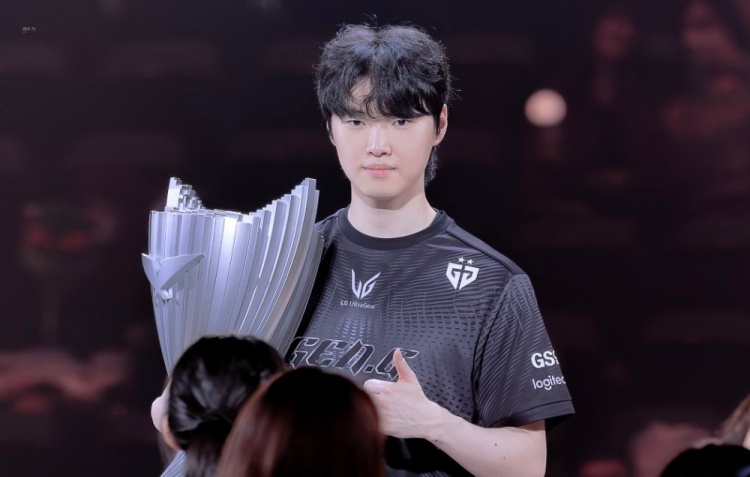 Ruler更新ins晒队友捧杯照片：250928 LCK决赛