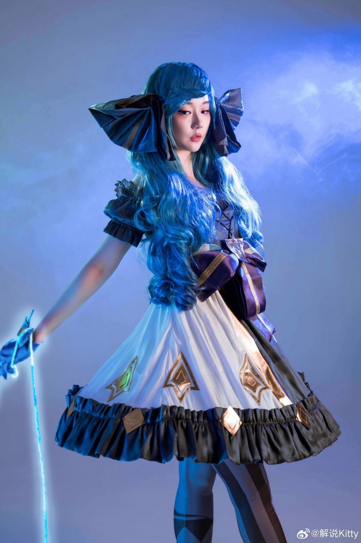 前英文解说Kitty更博晒Cos照：格温不受影响