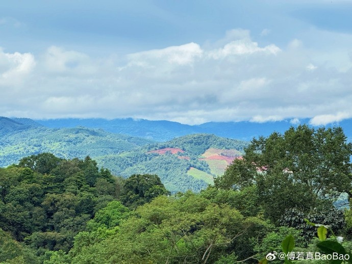 主持人BaoBao晒旅游照:大自然和美食治愈一切