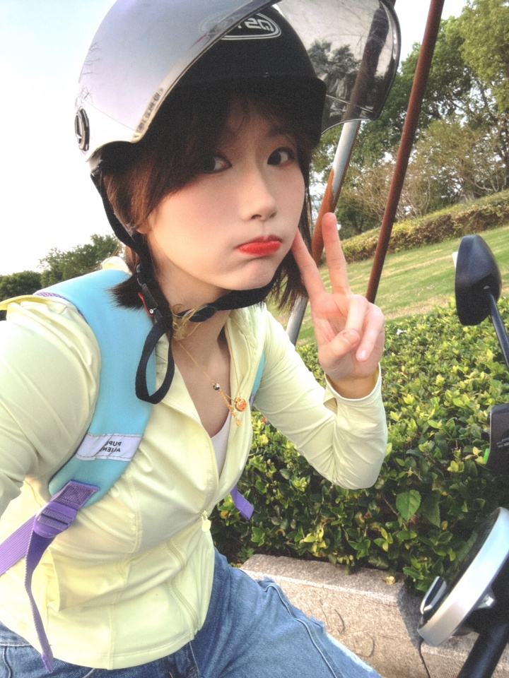 米勒妻子晒林宥嘉演唱会现场照:第一次开电动车看音乐节见到了想见的人